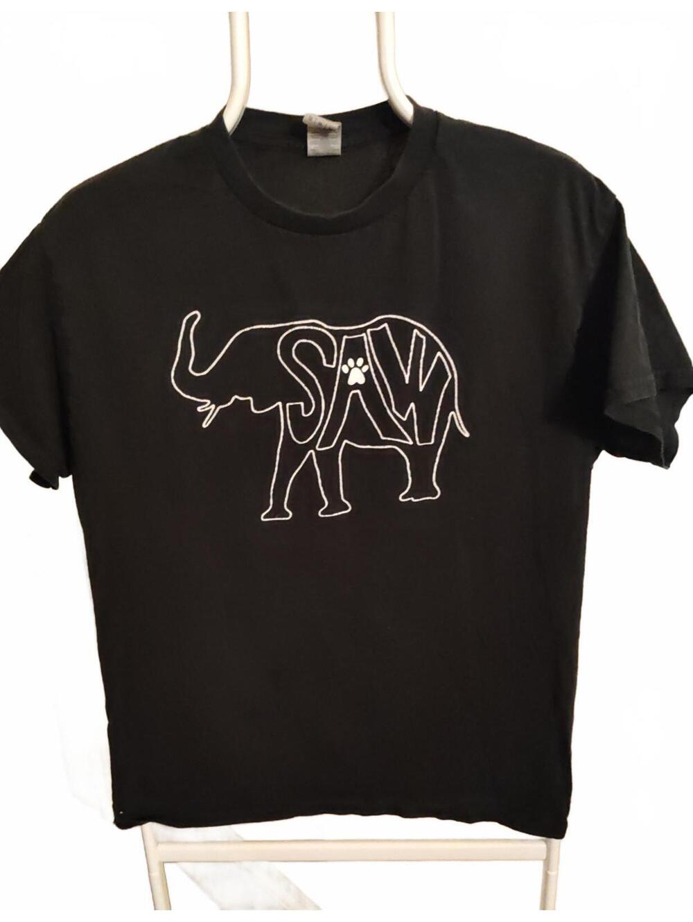 Elephant graphic with word "saw" in it M adult T-shirt EUC